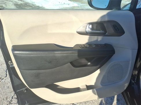 Used 2019 Chrysler Pacifica Limited image 9