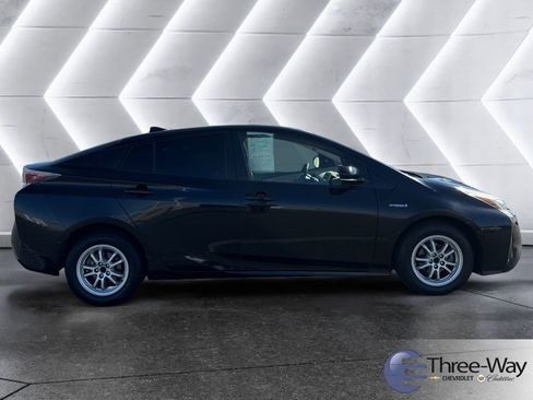Used 2017 Toyota Prius Three image 6