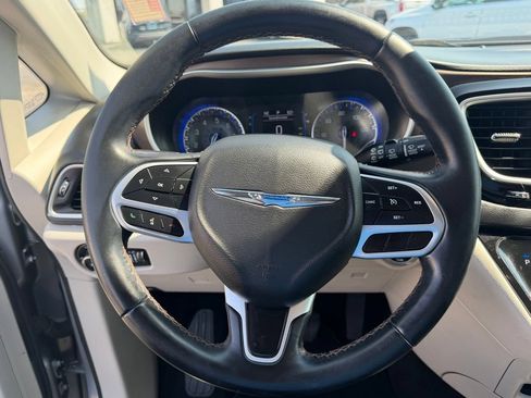 Used 2018 Chrysler Pacifica Touring-L w/ Tire & Wheel Group FWD image 33