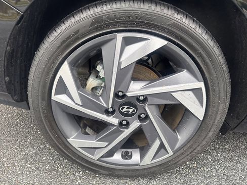 Used 2025 Hyundai Elantra SEL image 12