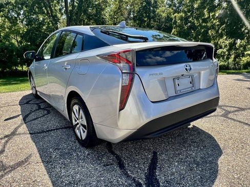 Used 2017 Toyota Prius Three w/ Carpet Mat Package FWD image 4