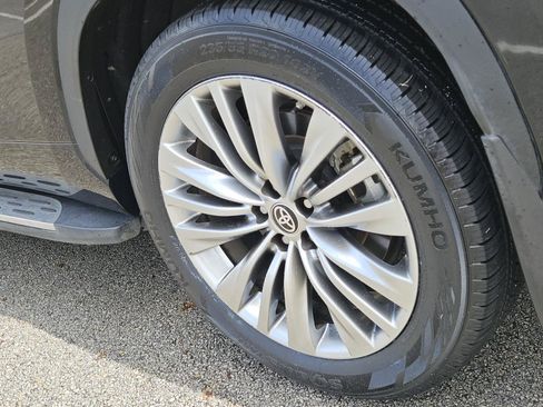 Used 2024 Toyota Highlander Platinum FWD image 7