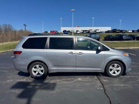 Used 2017 Toyota Sienna LE image 2