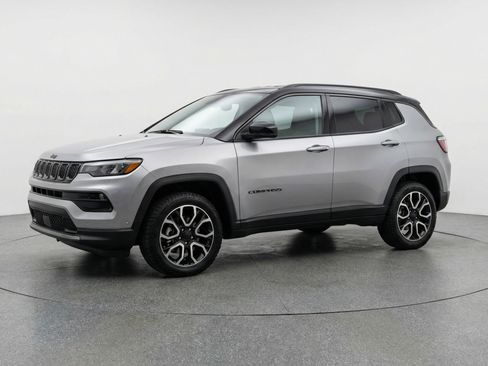 Used 2025 Jeep Compass Trailhawk AWD/4WD image 3
