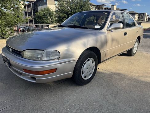Used 1994 Toyota Camry LE FWD image 1