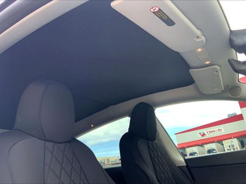 Used 2022 Tesla Model Y Long Range AWD/4WD image 30
