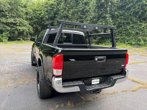 Used 2017 Toyota Tacoma SR5 w/ Tow Package RWD image 7