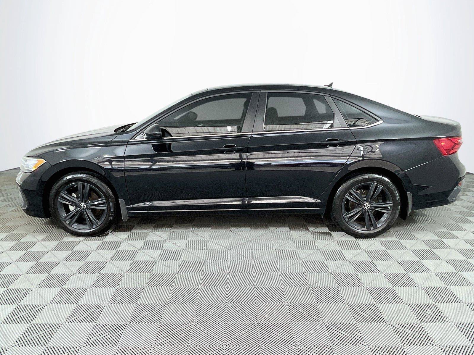 Used 2024 Volkswagen Jetta SE FWD image 4
