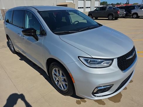 Used 2024 Chrysler Pacifica Touring-L FWD image 3