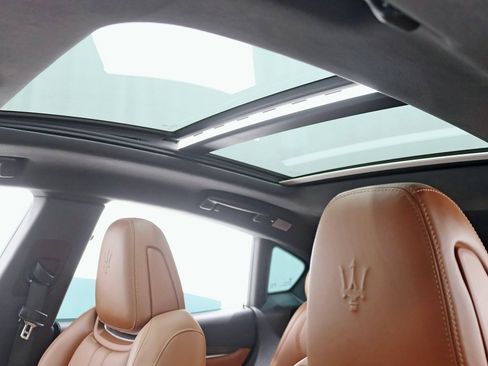 Used 2020 Maserati Levante GranSport image 31