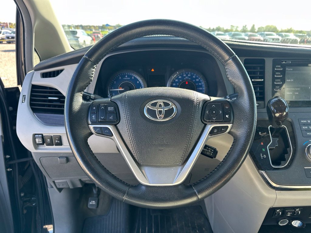 Used 2018 Toyota Sienna XLE w/ XLE Navigation Package FWD image 20
