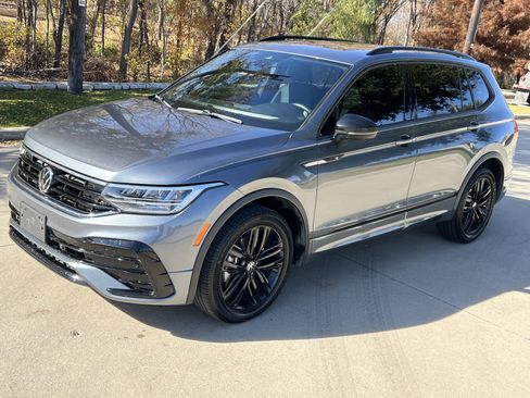 Certified 2022 Volkswagen Tiguan SE R-Line image 5