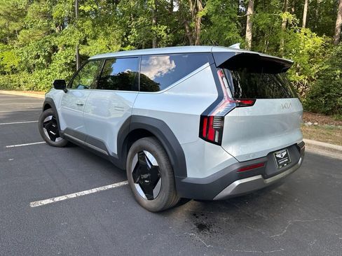 Used 2024 Kia EV9 Light Long Range RWD image 3