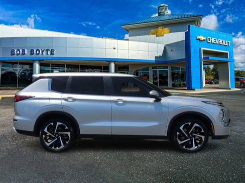 Used 2024 Mitsubishi Outlander SE FWD image 2