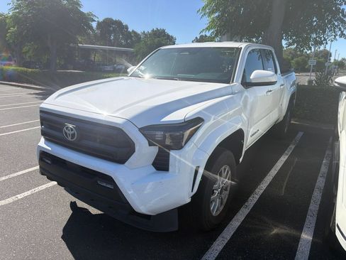 Used 2025 Toyota Tacoma SR5 AWD/4WD image 4