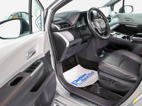 Used 2024 Toyota Sienna XSE w/ XSE Plus Package image 3