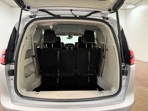 Used 2024 Chrysler Pacifica Touring-L image 76