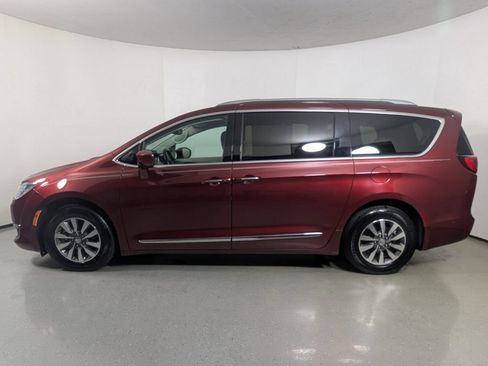 Used 2020 Chrysler Pacifica Touring-L Plus w/ Tire & Wheel Group FWD image 4