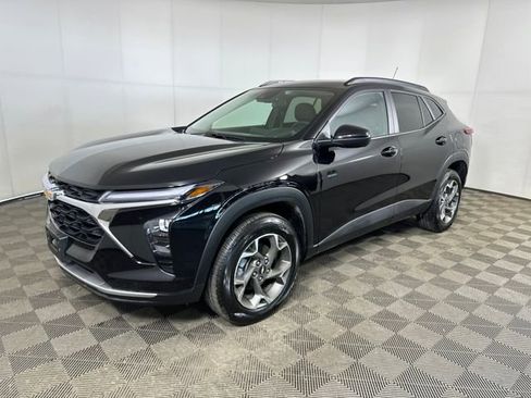 Used 2025 Chevrolet Trax LT w/ Driver Confidence Package image 7