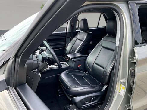 Used 2020 Ford Explorer XLT w/ Equipment Group 202A AWD/4WD image 24