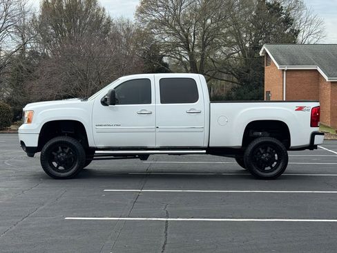Used 2014 GMC Sierra 2500 Denali w/ Suspension Package, Off-Road image 2