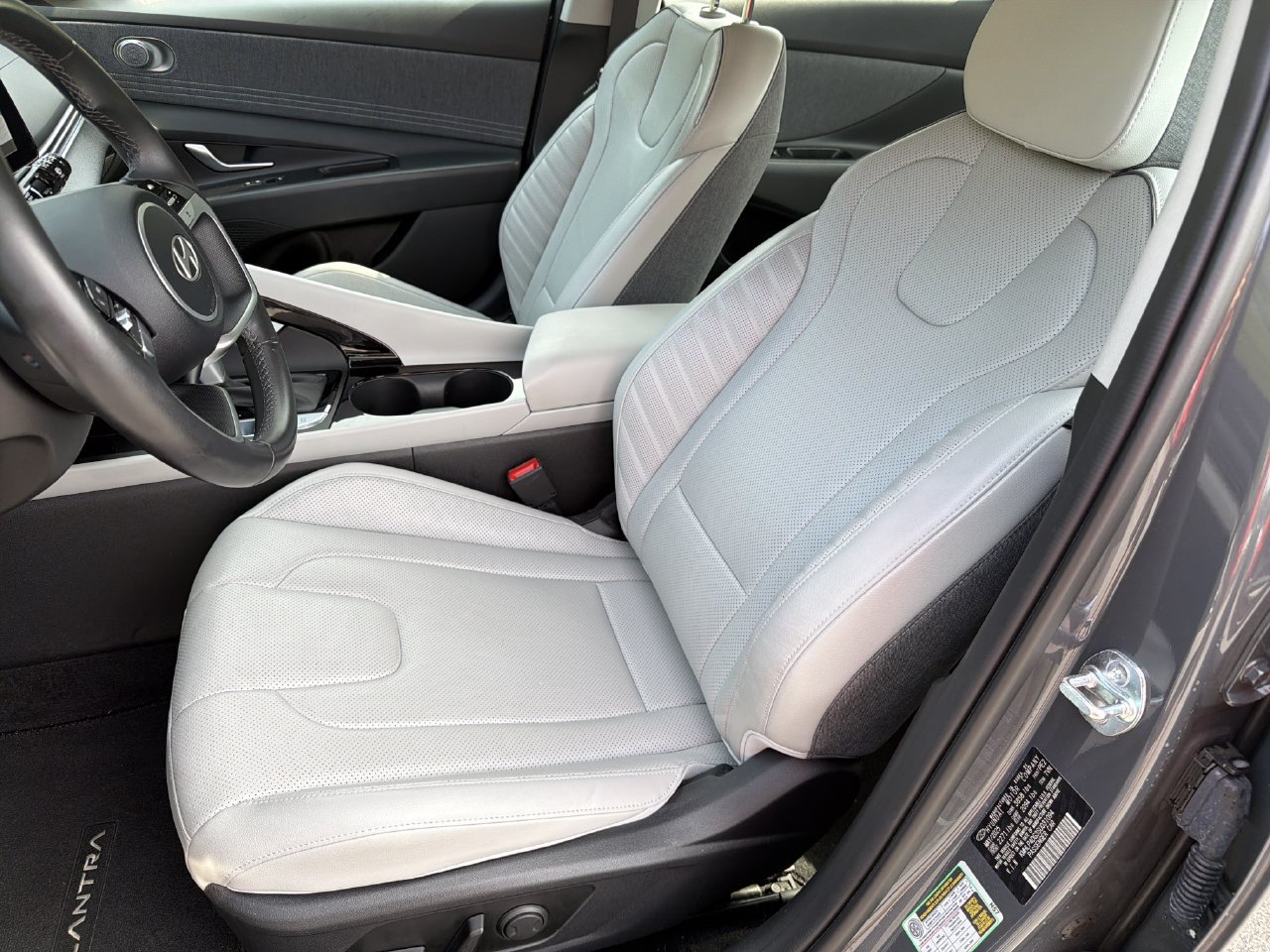 Used 2025 Hyundai Elantra Limited FWD image 17