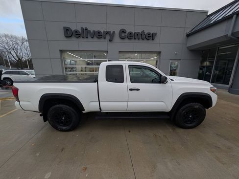 Used 2022 Toyota Tacoma SR image 3