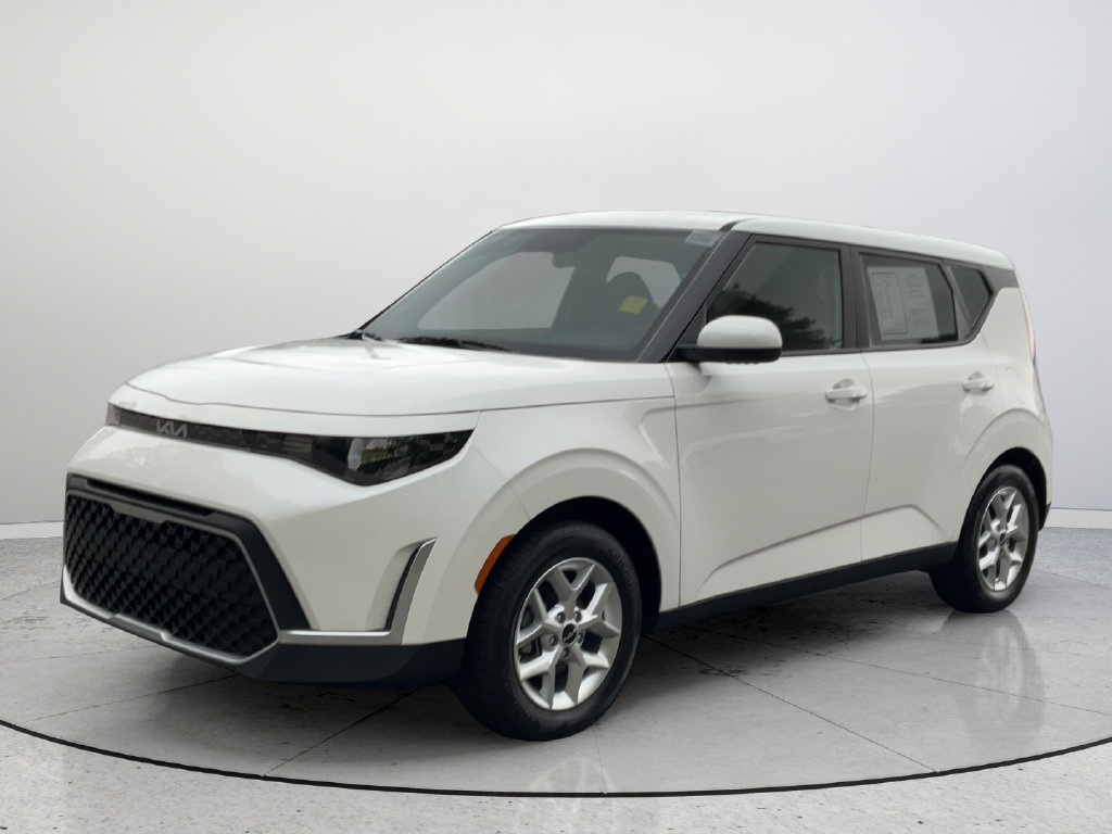 Used 2025 Kia Soul LX FWD image 4