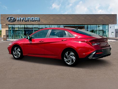 Used 2025 Hyundai Elantra Limited FWD image 4