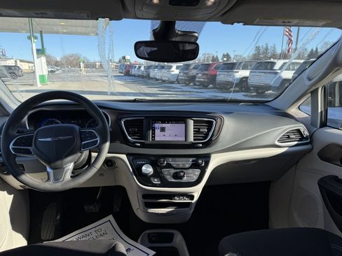 Used 2023 Chrysler Voyager LX image 17