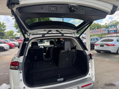 Used 2024 Nissan Pathfinder SL w/ SL Premium Package FWD image 17