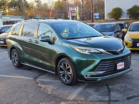 Used 2025 Toyota Sienna Platinum image 6