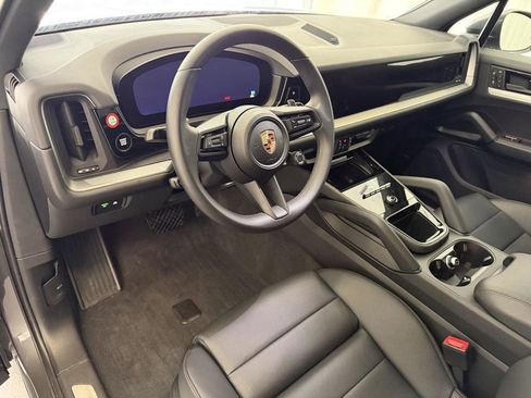 Certified 2025 Porsche Cayenne AWD/4WD image 4