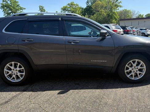 Used 2017 Jeep Cherokee Latitude w/ Cold Weather Group AWD/4WD image 11