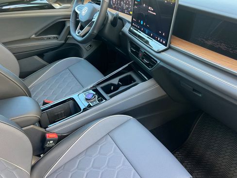 New 2026 Volkswagen Tiguan SEL R-Line AWD/4WD image 16