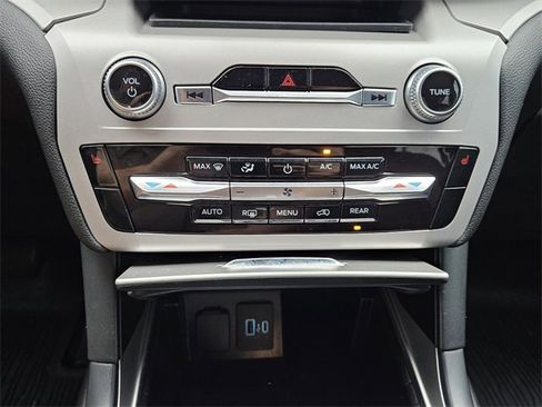 Used 2023 Ford Explorer XLT image 19