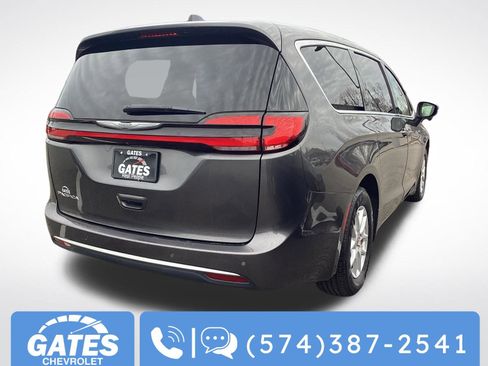Used 2023 Chrysler Pacifica Touring-L image 9