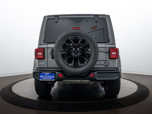 Used 2021 Jeep Wrangler Unlimited Sahara w/ Cold Weather Group AWD/4WD image 21
