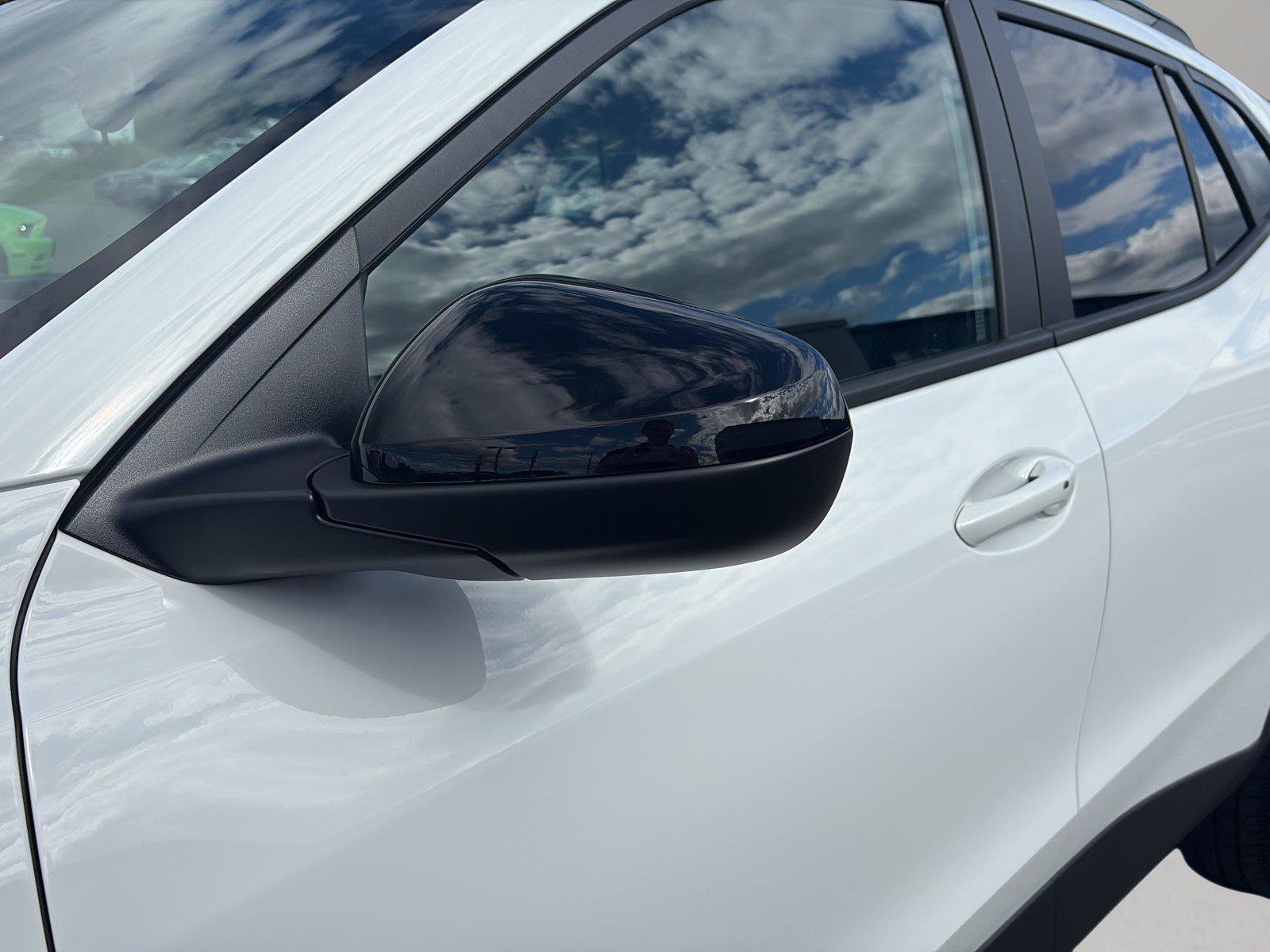 Used 2025 Chevrolet Trax RS FWD image 41
