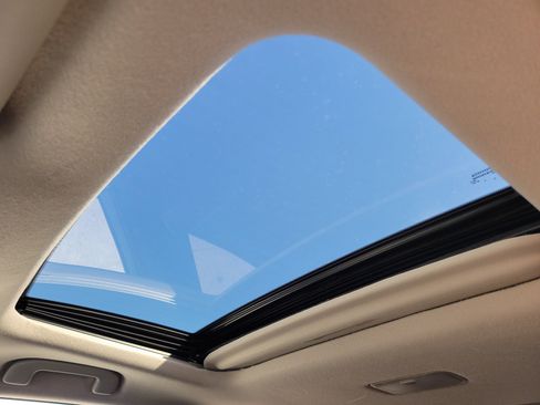 Used 2023 Toyota Corolla Cross XLE image 9