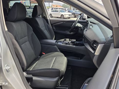 Used 2025 Nissan Rogue SV FWD image 19