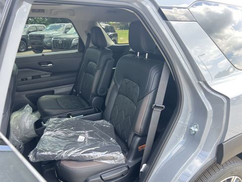 New 2026 Nissan Pathfinder Platinum FWD image 19