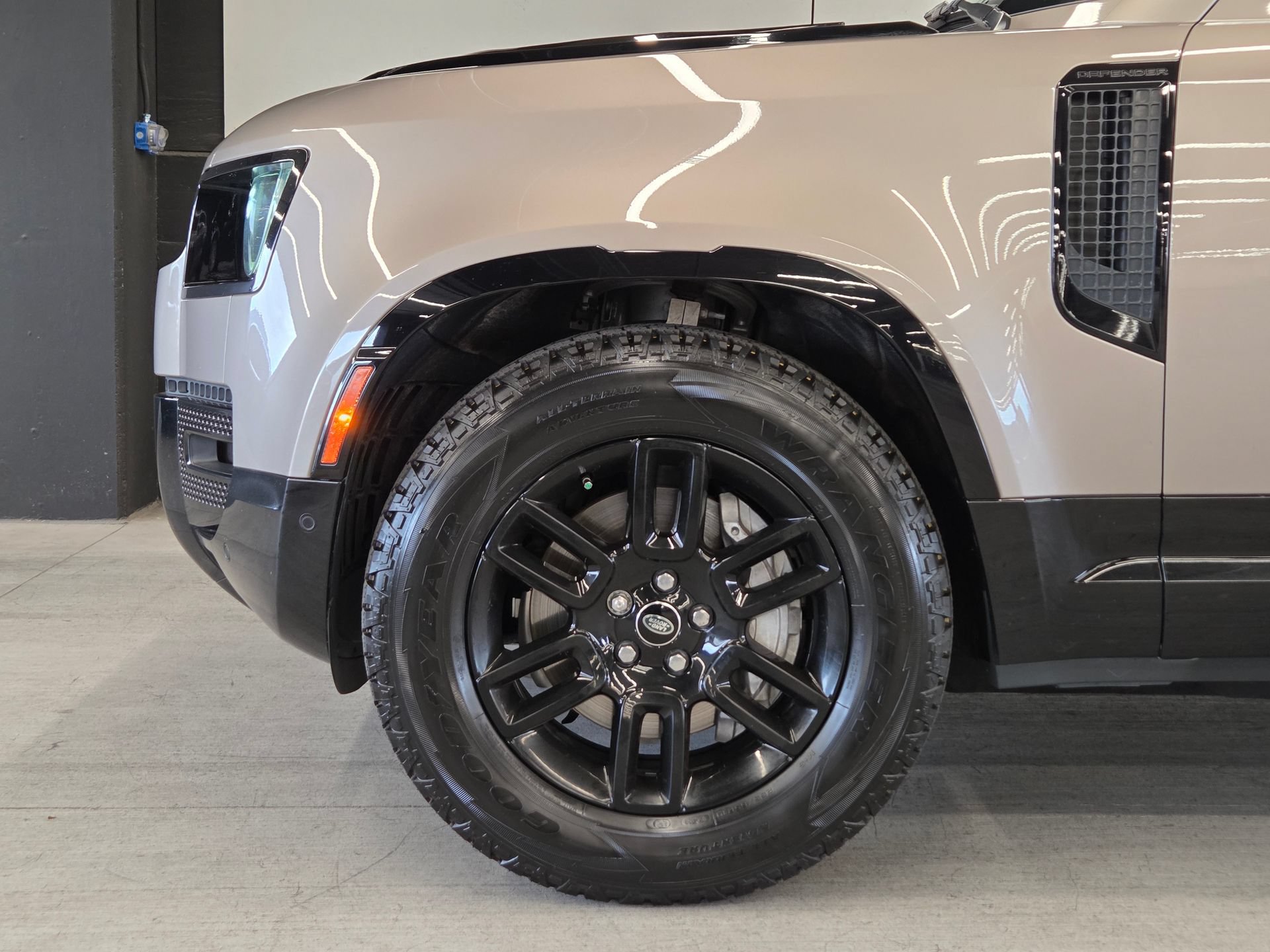 Used 2023 Land Rover Defender 110 X-Dynamic SE AWD/4WD image 9