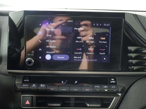 Used 2025 Toyota Camry LE w/ Convenience Package image 40