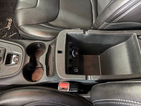 Used 2019 Jeep Cherokee Latitude Plus w/ Comfort/Convenience Group FWD image 32