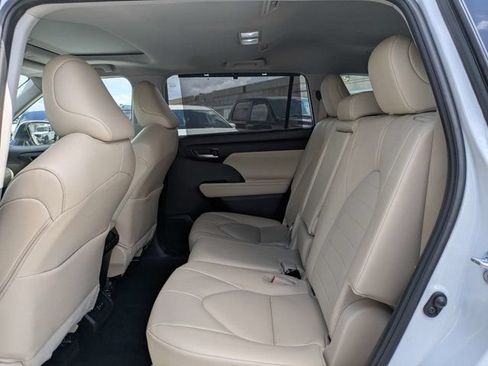Used 2025 Toyota Highlander XLE FWD image 14