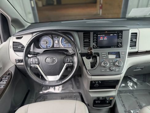 Used 2019 Toyota Sienna XLE w/ XLE Navigation Package FWD image 24