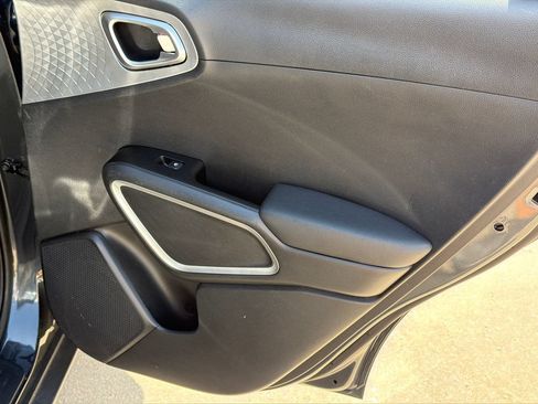 Used 2025 Kia Soul LX w/ LX Technology Package FWD image 16