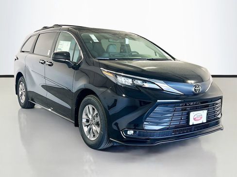 New 2026 Toyota Sienna XLE FWD image 3