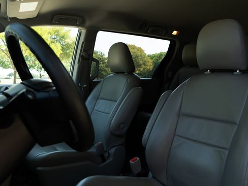 Used 2020 Toyota Sienna L image 17